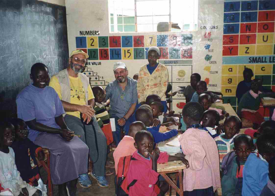 don Cimino e don Abbruzzini in Africa con un gruppo di bambini